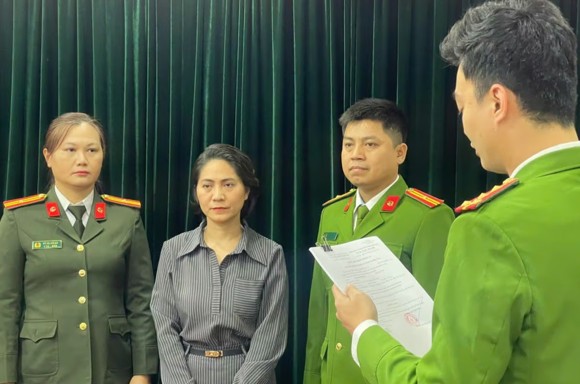 Bà Nguyễn Thị Thu Hà, Giám đốc Công ty TNHH Ngọc Việt bị bắt và khởi tố về tội lừa đảo chiếm đoạt tài sản qua show nhạc “Về đây bốn cánh chim trời.” Ảnh: CAHN