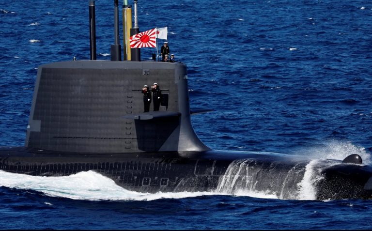 Một tàu ngầm của Lực lượng Phòng vệ Hàng hải Nhật Bản tham gia cuộc duyệt binh hải quân quốc tế kỷ niệm 70 năm thành lập Lực lượng Phòng vệ Hàng hải Nhật Bản tại vịnh Sagami ngoài khơi Yokosuka, Nhật Bản, vào ngày 6 tháng 11 năm 2022. Ảnh: Issei Kato/ Pool/ Getty Images