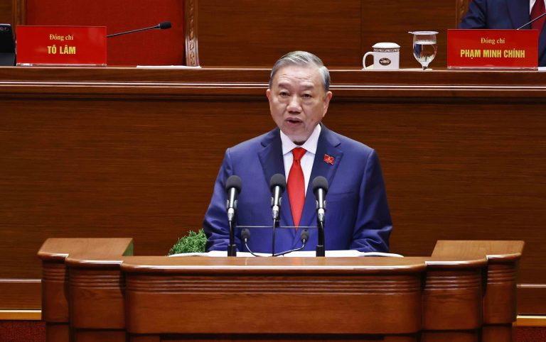 Tổng Bí thư ĐCSVN Tô Lâm trình bày báo cáo về các văn kiện trình đại hội XIV trong phiên khai mạc hôm 20/1/2026. Ảnh: Thanh Niên