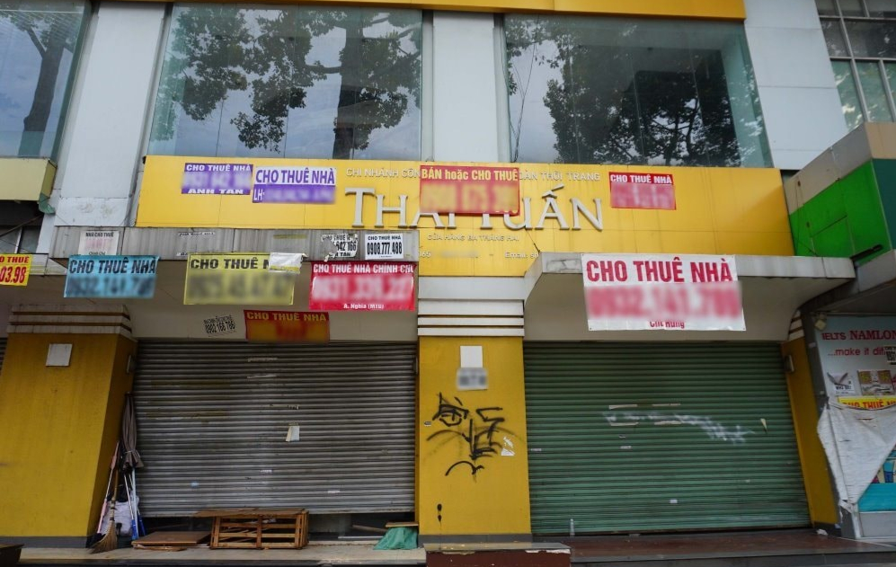 Hàng quán tại TP.HCM vẫn thi nhau đóng cửa, trả mặt bằng. Ảnh: CAFEF