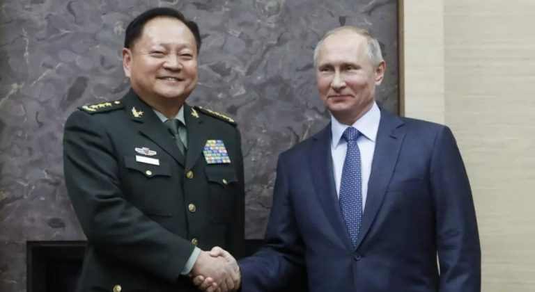 Phó chủ tịch Quân ủy Trung ương Trung Quốc Trương Hựu Hiệp (trái) bắt tay Vladimir Putin trước cuộc hội đàm tại dinh thự tổng thống Novo-Ogaryovo ở ngoại ô Matxcơva, Nga, ngày 07/12/2017. Ảnh minh họa: AP - Sergei Karpukhin