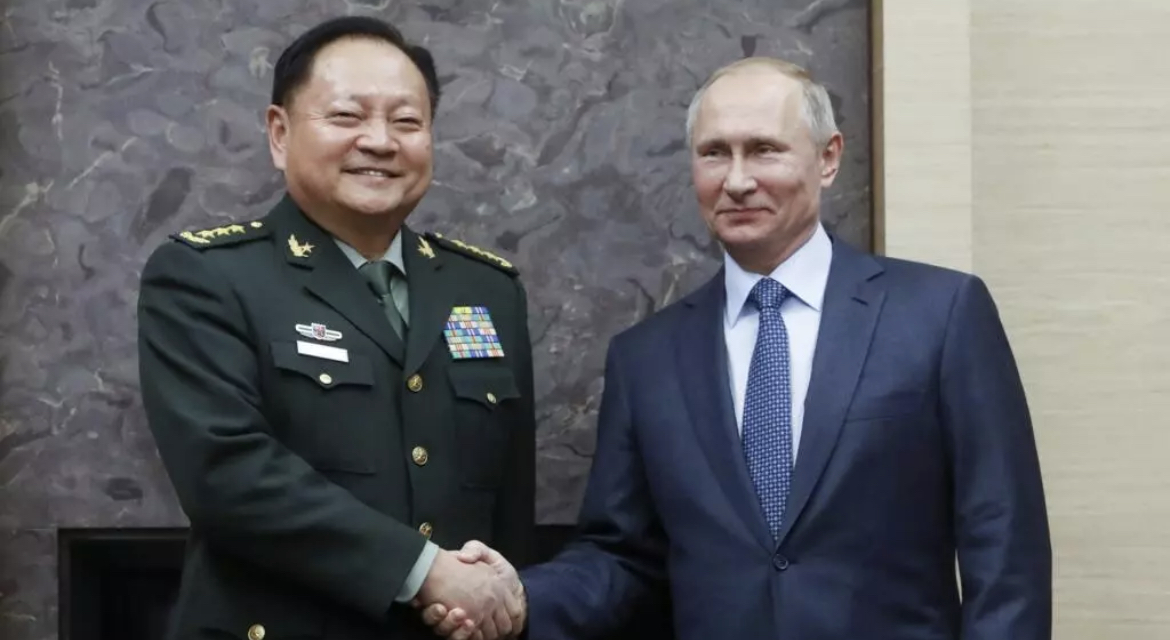 Phó chủ tịch Quân ủy Trung ương Trung Quốc Trương Hựu Hiệp (trái) bắt tay Vladimir Putin trước cuộc hội đàm tại dinh thự tổng thống Novo-Ogaryovo ở ngoại ô Matxcơva, Nga, ngày 07/12/2017. Ảnh minh họa: AP - Sergei Karpukhin
