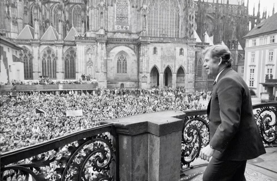 Václav Havel trong bài phát biểu công khai đầu tiên trên cương vị tổng thống, trên ban công trong sân của Lâu đài Praha. Ảnh: Culture Watch
