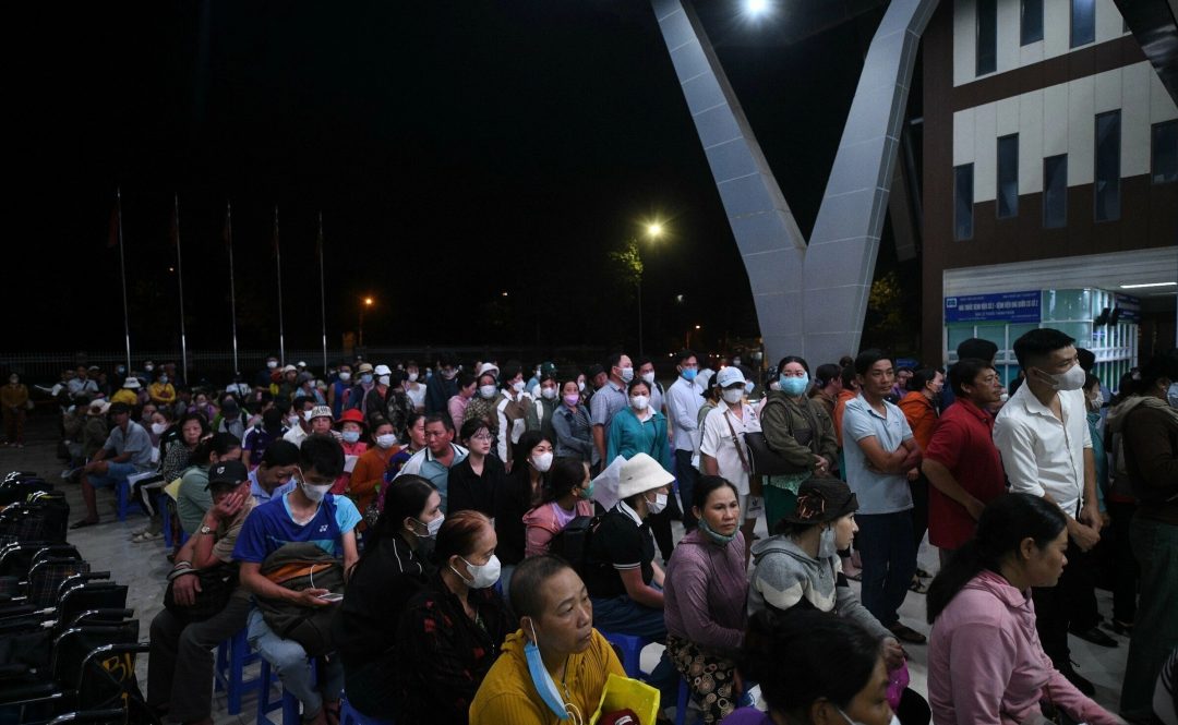 Từ sáng sớm, hàng trăm bệnh nhân ngồi ngoài sân chờ vào quầy thông tin bên trong Bệnh viện Ung bướu TP.HCM cơ sở 2 (Thủ Đức) để lấy số khám bệnh. Ảnh: VnExpress