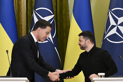 Tổng thống Ukraine Volodymyr Zelensky (phải) bắt tay Tổng Thư ký NATO Mark Rutte sau cuộc gặp tại Kyiv, ngày 3 tháng 2. Ảnh: Genya Savilov/ Getty Images
