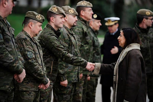 Bộ trưởng Quốc phòng Tây Ban Nha Margarita Robles thăm các quân nhân Ukraine đang tham gia huấn luyện một phần của chương trình Hỗ trợ Quân sự của Liên Minh Châu Âu dành cho Ukraine tại Học viện Bộ binh ở Toledo, vùng Castilla–La Mancha, Tây Ban Nha, ngày 21 tháng 1