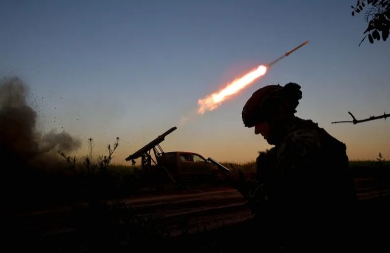 Một binh sĩ pháo binh Ukraine sử dụng dàn phóng hỏa tiễn cơ động tại vùng Zaporizhzhia của Ukraine vào ngày 23 tháng 5 năm 2025. Ảnh: Council on Foreign Relations - Dmytro Smolienko/ Ukrinform/ NurPhoto via Getty Images