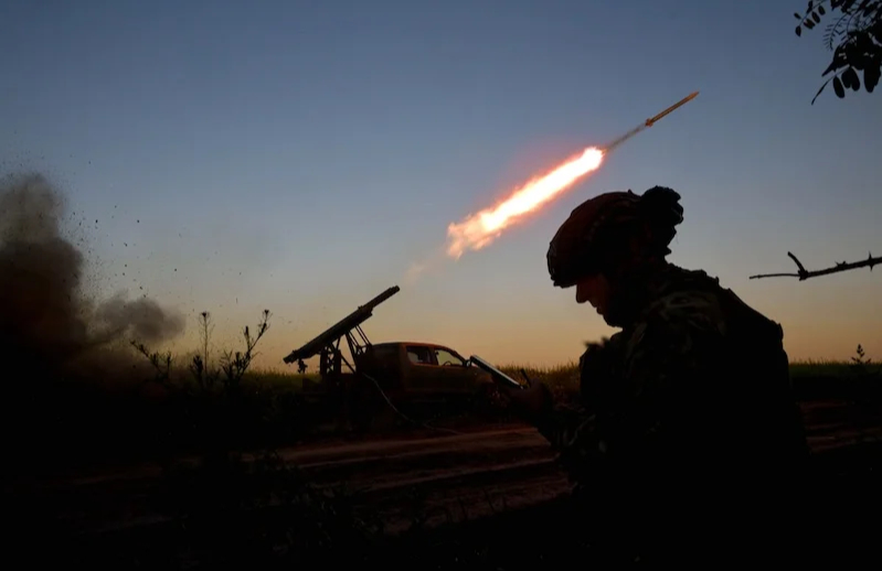 Một binh sĩ pháo binh Ukraine sử dụng dàn phóng hỏa tiễn cơ động tại vùng Zaporizhzhia của Ukraine vào ngày 23 tháng 5 năm 2025. Ảnh: Council on Foreign Relations - Dmytro Smolienko/ Ukrinform/ NurPhoto via Getty Images