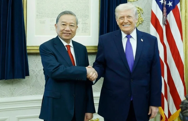 Tô Lâm và Tổng thống Mỹ Donald Trump trong cuộc gặp tại Nhà Trắng sáng ngày 20/2/2026 nhân chuyến ông đi dự phiên họp đầu tiên của Hội đồng Hòa Bình do ông Trump triệu tập. Ảnh: theinvestor.vn