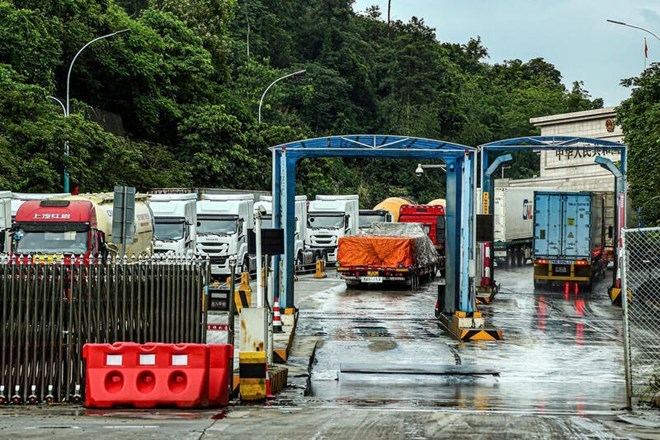 Nghị định 46/2026/NĐ-CP của Chính phủ đã thay đổi phương thức kiểm tra thực phẩm nhập khẩu, gây tắc nghẽn tại các cửa khẩu ngay trước tết, khiến các doanh nghiệp điêu đứng. Ảnh: Lao Động