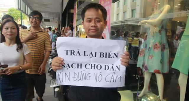 Tù nhân lương tâm Phan Vân Bách trong một cuộc biểu tình bảo vệ môi trường. Ảnh: FB Phan Vân Bách