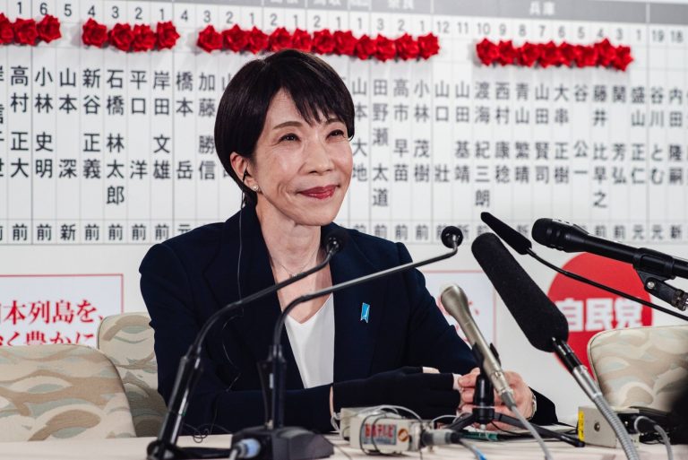 Thủ tướng Sanae Takaichi tại trụ sở trung ương đảng Dân chủ Tự do ở Tokyo tối Chủ nhật 8/2/2026. Ảnh: Johan Brooks - The Japan Times