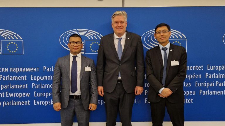 Vận động chính giới EU. Cùng Dân biểu Antonio Lopez Isturiz (Spain), thành viên Ủy ban Đối ngoại và Tiểu ban Nhân quyền thuộc Nghị viện Âu Châu (EP) sau buổi tiếp xúc hôm 24/2/2026 ở Brussels, Bỉ