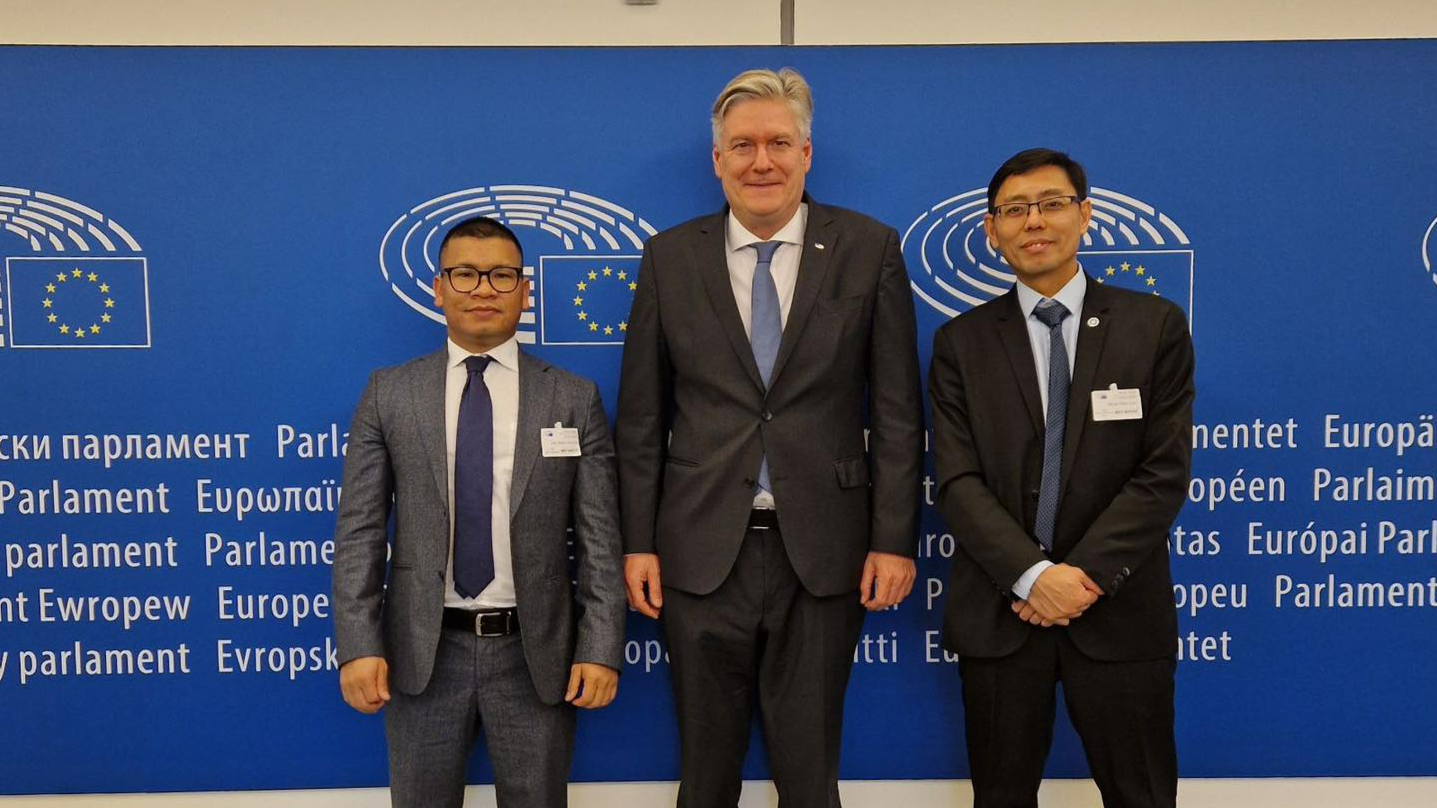 Vận động chính giới EU. Cùng Dân biểu Antonio Lopez Isturiz (Spain), thành viên Ủy ban Đối ngoại và Tiểu ban Nhân quyền thuộc Nghị viện Âu Châu (EP) sau buổi tiếp xúc hôm 24/2/2026 ở Brussels, Bỉ
