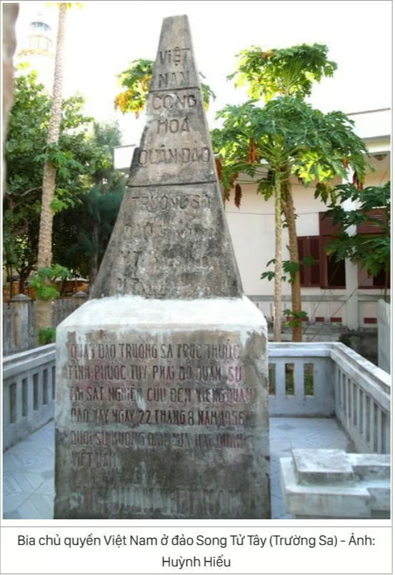 Bia chủ quyền ghi: “Quần đảo Trường Sa trực thuộc tỉnh Phước Tuy. Phái bộ quân sự thị sát nghiên cứu đến viếng quần đảo này ngày 22-8-1956 dưới sự hướng dẫn của Hải quân Việt Nam.”