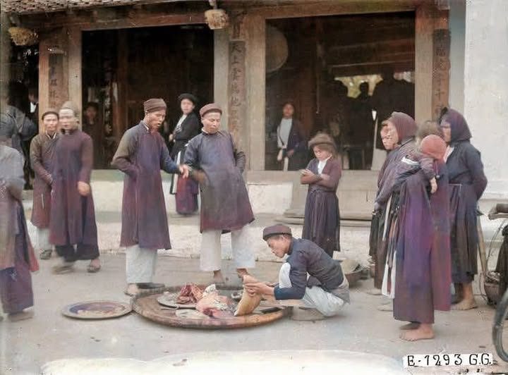 Cảnh chia thịt lợn ngày Tết 100 năm trước. Ảnh: FB Lao Ta