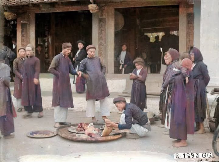 Cảnh chia thịt lợn ngày Tết 100 năm trước. Ảnh: FB Lao Ta