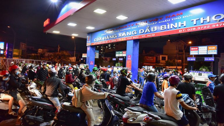 Giá xăng dầu tăng cao do chiến tranh Iran. Dân xếp hàng dài chờ đổ xăng ở Thủ Đức, tháng 3/2026
