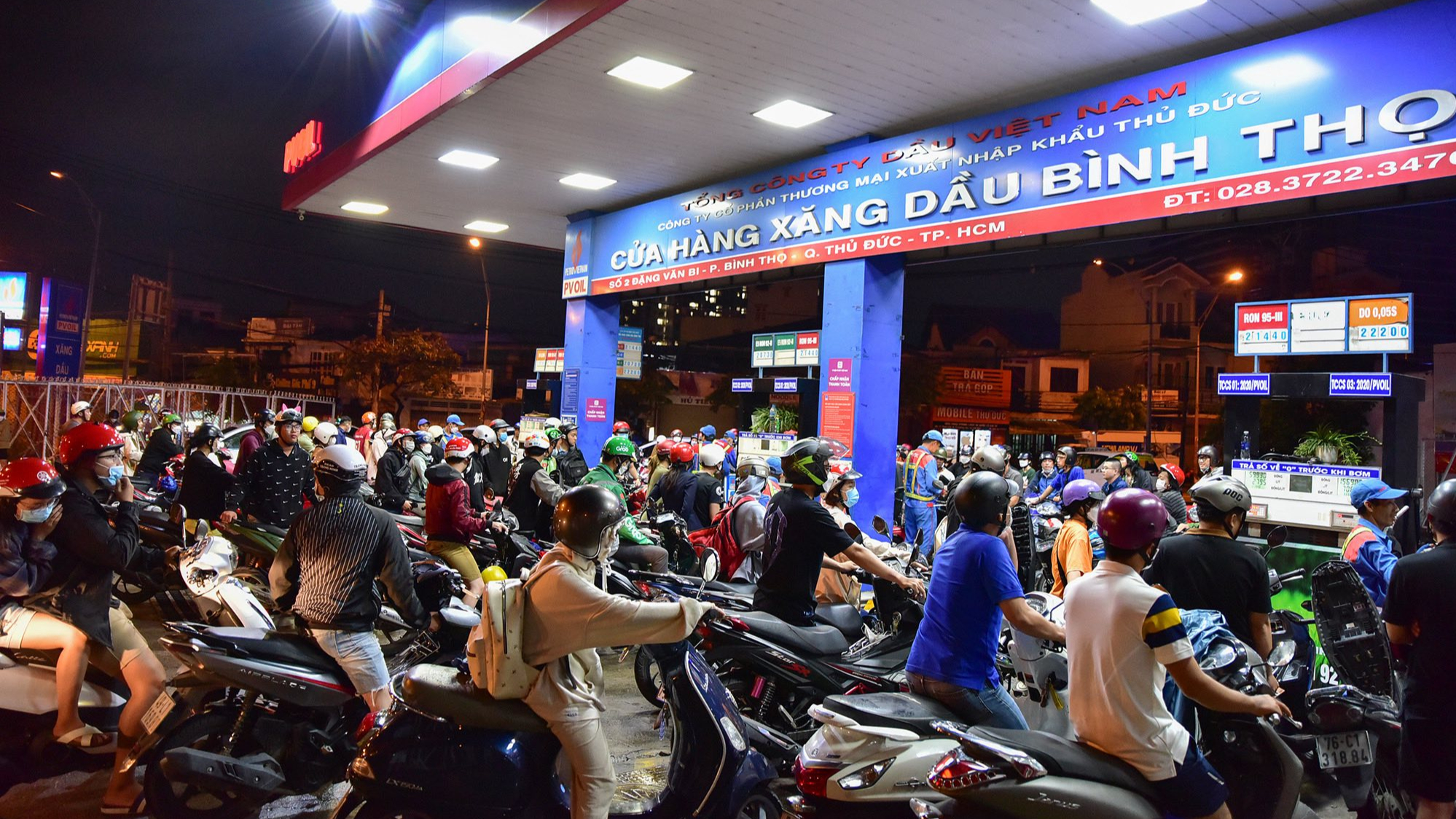 Giá xăng dầu tăng cao do chiến tranh Iran. Dân xếp hàng dài chờ đổ xăng ở Thủ Đức, tháng 3/2026