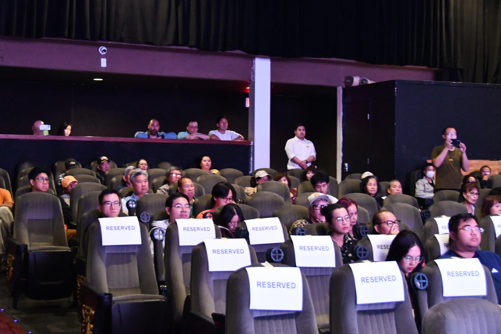 Khán giả trong rạp Frida Cinema chăm chú theo dõi phim tài liệu "The General: Vietnam in the Age of To Lam." Ảnh: Thiện Lê/ Người Việt