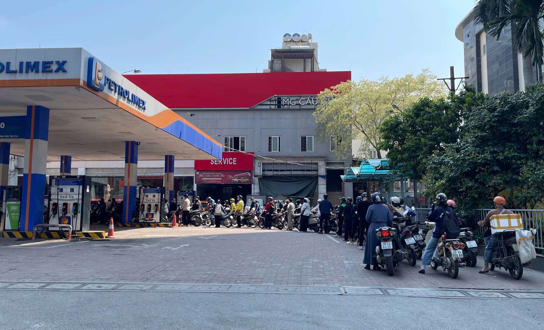 Xăng dầu khan hiếm bởi khủng hoảng eo biển Hormus. Trong ảnh, người dân xếp hàng tại cây xăng trên đường Xuân Thủy, quận Cầu Giấy, Hà Nội, giữa tháng 3/2026. Ảnh: Kinh tế Môi trường