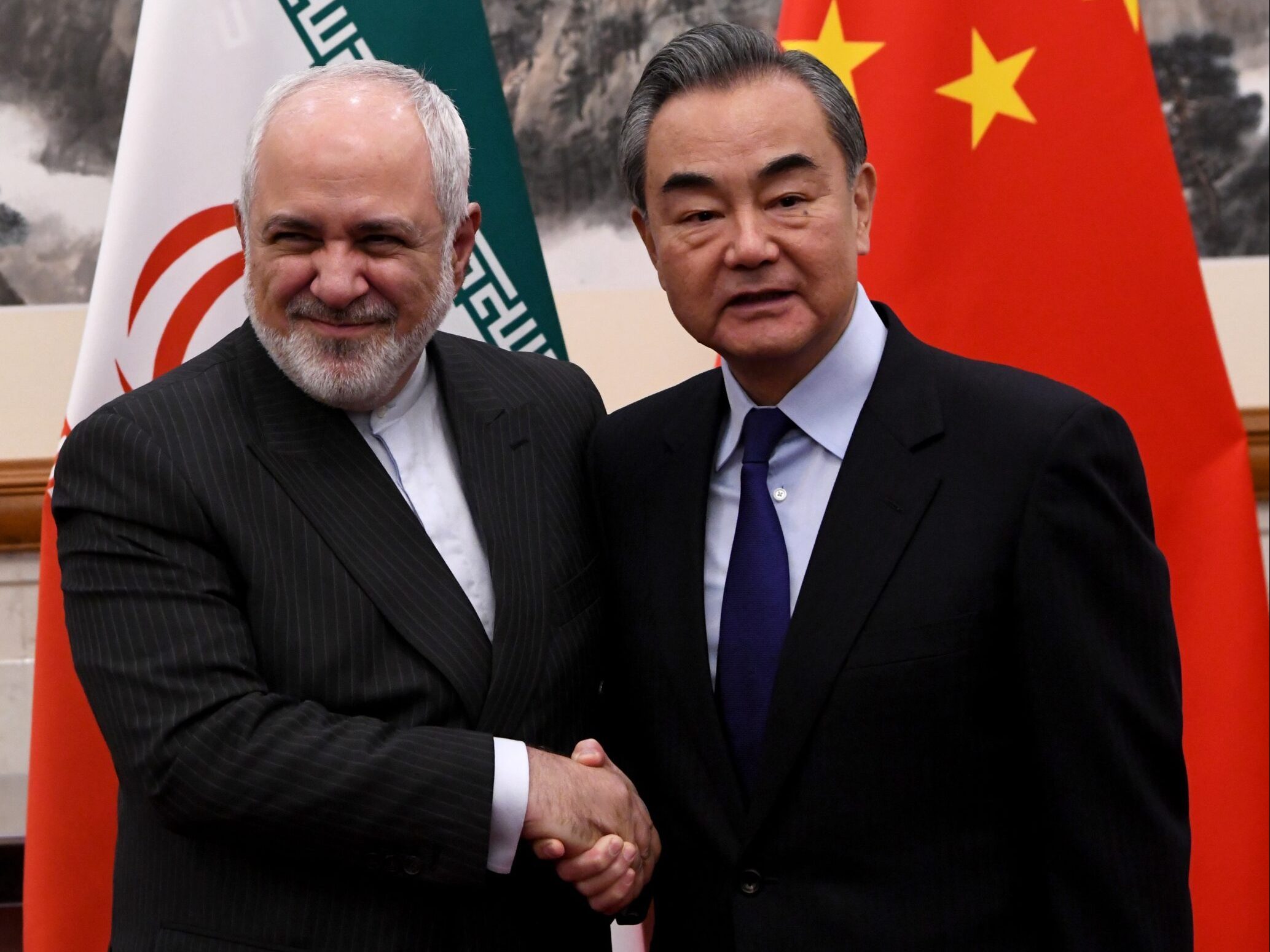 Ngoại trưởng Vương Nghị của Trung Quốc (phải) gặp người đồng nhiệm của Iran, Mohammad Javad Zarif, tại Bắc Kinh hôm 31/12/2019. Ảnh minh họa: Noel Celis/ Pool/ Getty Images