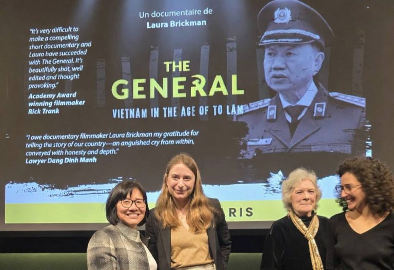 Hình lưu niệm cùng các diễn giả trong phần trao đổi với khán giả sau khi chiếu phim tại Paris hôm 2/3/2026: (từ trái) tác giả Ngọc Châu, Đạo diễn Laura Brickman, bà Penelope Faulkner (Ỷ Lan) – đại diện Ủy ban Việt Nam Bảo vệ Quyền Con Người và Leïla Bordie-Randera – ACAT-France (Tổ chức Hành động của các Kitô hữu nhằm xóa bỏ tra tấn)