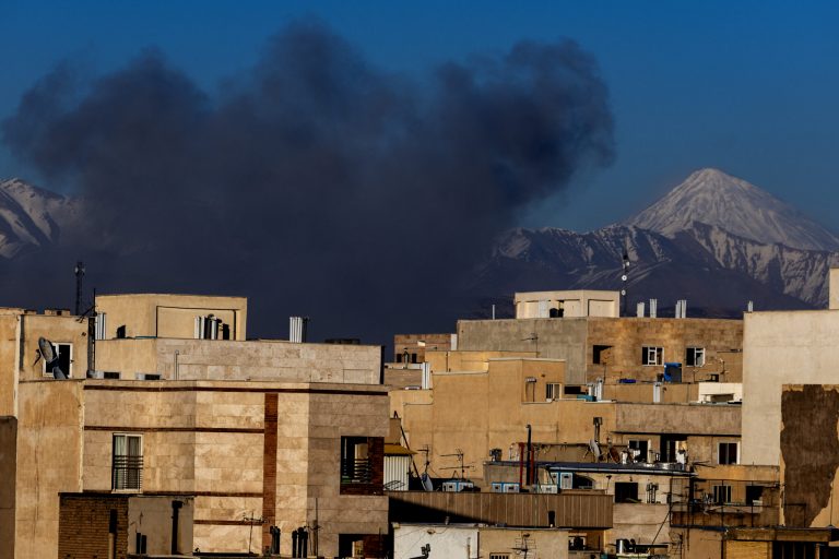 Khói lửa vẫn tiếp tục bốc lên ở các vị trí bị không kích tại thủ đô Tehran, Iran, hôm 3/3/2026, Ảnh minh họa: Majid Saeedi/ Getty Images