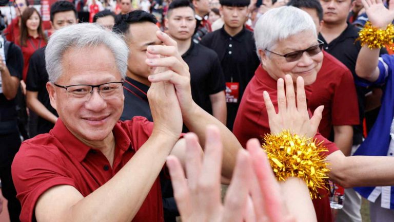 TSMC sản xuất các chip hiệu năng cao cho những công ty công nghệ hàng đầu, bao gồm cả Nvidia. Trong hình: C.C. Wei, CEO của TSMC (phải), và Jensen Huang, CEO của Nvidia. Ảnh: Reuters