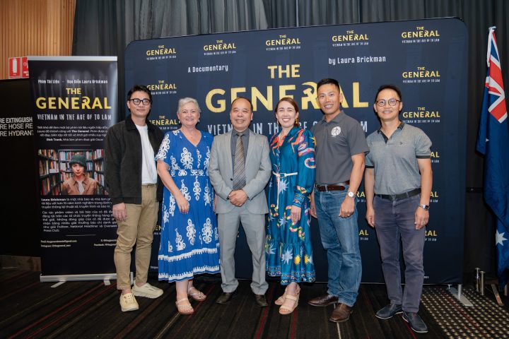 Phim tài liệu "The General, Vietnam in The Age of To Lam" đã được trình chiếu hôm 19/4/2026 tại Readings Cinema, TP. Brisbane, tiểu bang Queensland, Úc Châu với sự bảo trợ của Cộng Đồng Người Việt Tự Do Úc Châu/Queensland và Cô Sarah Hutton, Nghị viên Hội đồng Thành phố Brisbane (người thứ tư, từ phải) cùng đảng Việt Tân tại địa phươngPhim tài liệu "The General, Vietnam in The Age of To Lam" đã được trình chiếu hôm 19/4/2026 tại Readings Cinema, TP. Brisbane, tiểu bang Queensland, Úc Châu với sự bảo trợ của Cộng Đồng NVTDUC/QLD và Cô Sarah Hutton, Nghị viên Hội đồng Thành phố Brisbane (người thứ tư, từ phải) cùng đảng Việt Tân tại địa phương