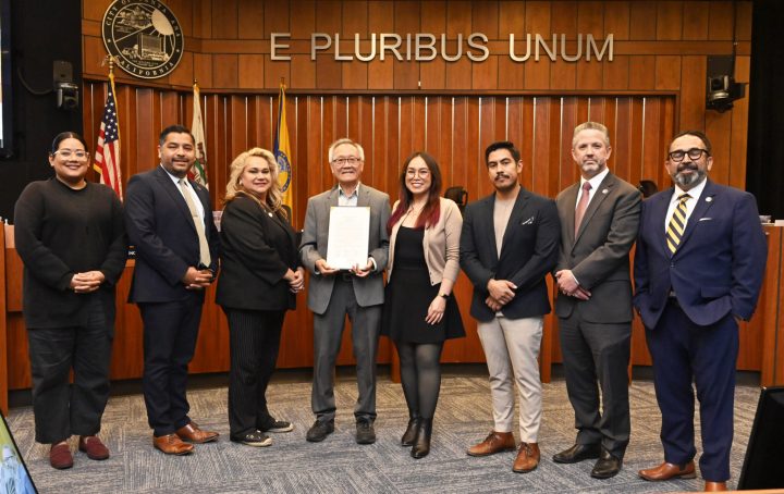 Ông Hùng Nguyễn (thứ tư từ trái) chụp hình lưu niệm với bảy thành viên HĐTP Santa Ana. Ảnh: Văn Lan/ Người Việt