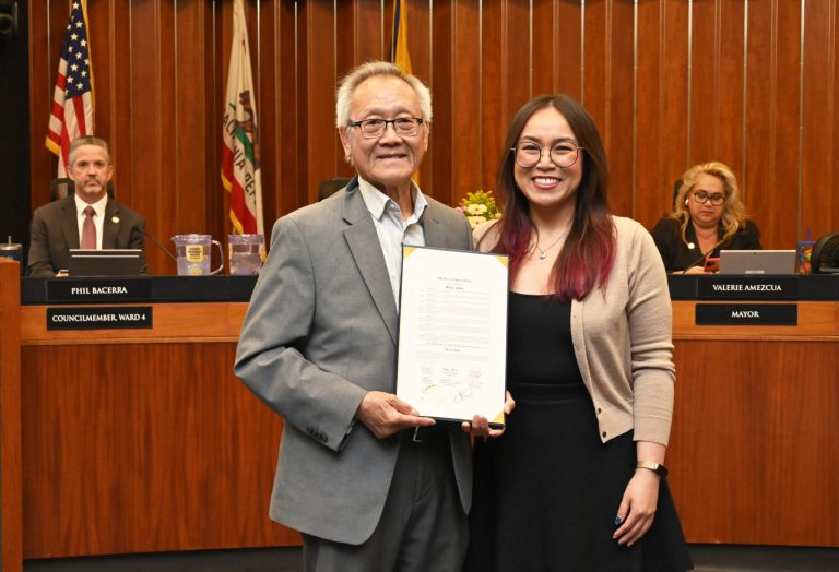 Ông Hùng Nguyễn (trái), đại diện nhật báo Người Việt, nhận Bản Tuyên Bố “Tháng Tư Đen” do Nghị Viên Thái Việt Phan trao. Ảnh: Văn Lan/ Người Việt