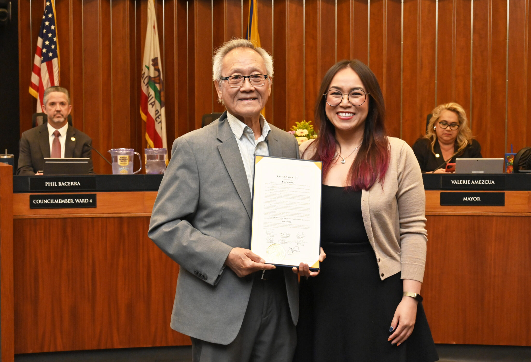 Ông Hùng Nguyễn (trái), đại diện nhật báo Người Việt, nhận Bản Tuyên Bố “Tháng Tư Đen” do Nghị Viên Thái Việt Phan trao. Ảnh: Văn Lan/ Người Việt