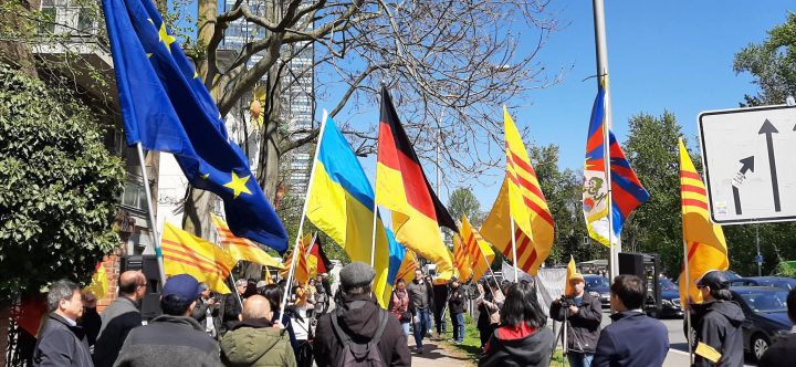 Quang cảnh cuộc biểu tình trước đại sứ quán CSVN tại Berlin hôm 25/4/2026 nhân tưởng niệm biến cố 30/4