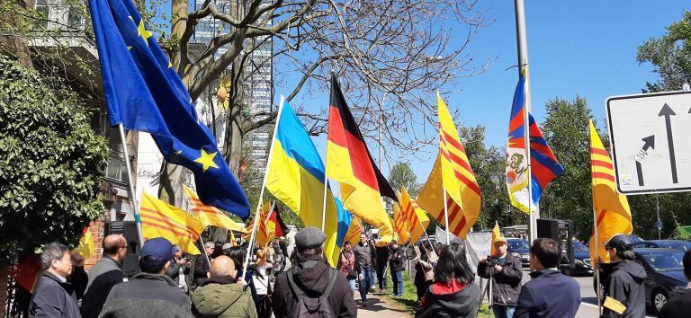 Quang cảnh cuộc biểu tình trước đại sứ quán CSVN tại Berlin hôm 25/4/2026 nhân tưởng niệm biến cố 30/4