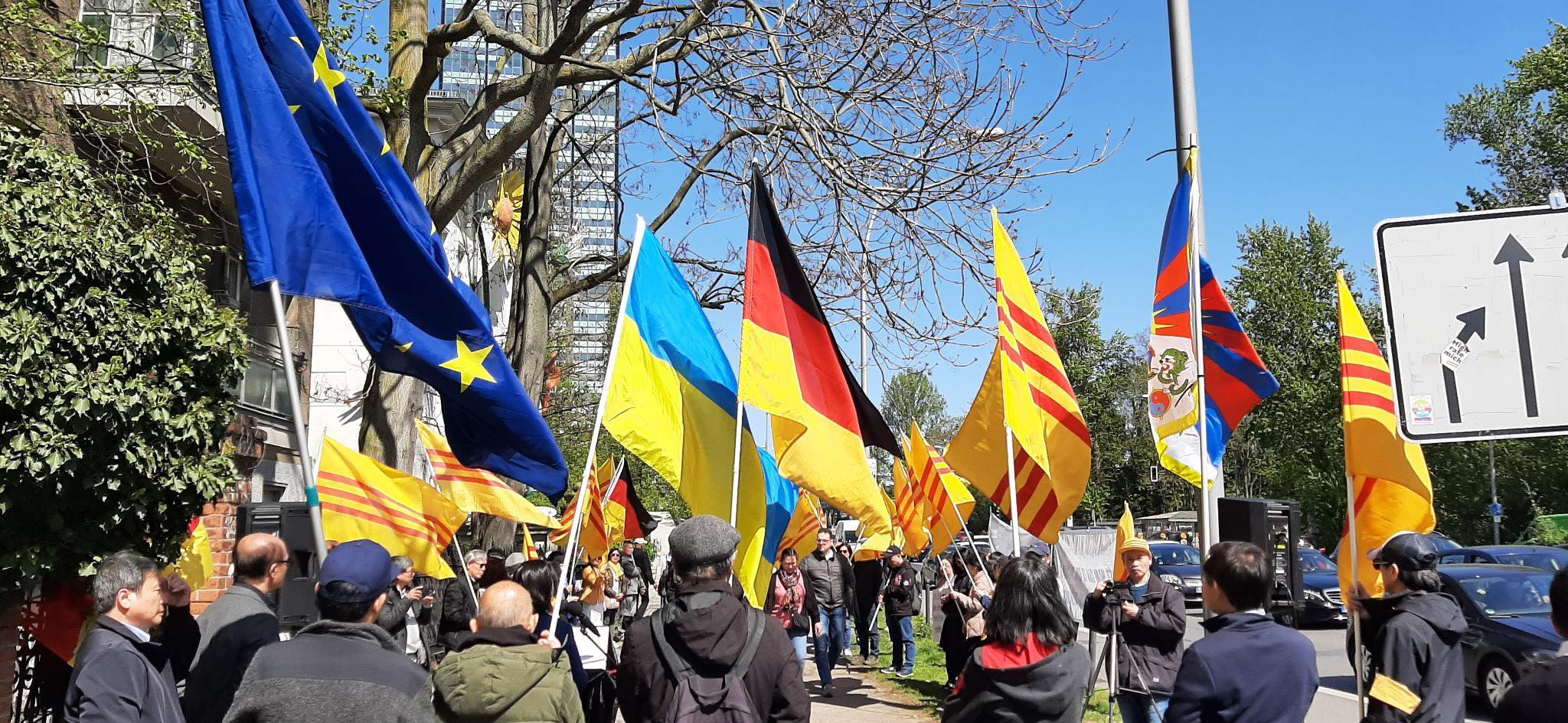 Quang cảnh cuộc biểu tình trước đại sứ quán CSVN tại Berlin hôm 25/4/2026 nhân tưởng niệm biến cố 30/4