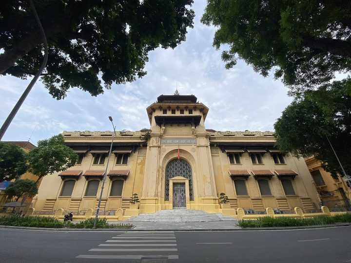 Tòa nhà số 19 Lê Thánh Tông, nơi Đại học Dược Hà Nội và một số đơn vị thuộc Đại học Quốc gia Hà Nội đang hoạt động. Ảnh: Wikipedia