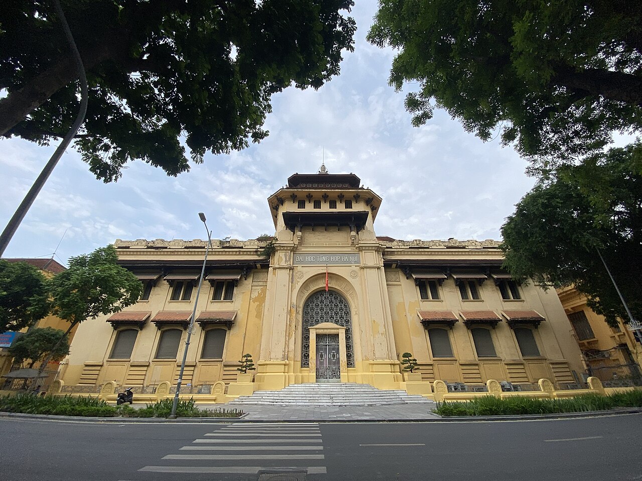 Tòa nhà số 19 Lê Thánh Tông, nơi Đại học Dược Hà Nội và một số đơn vị thuộc Đại học Quốc gia Hà Nội đang hoạt động. Ảnh: Wikipedia