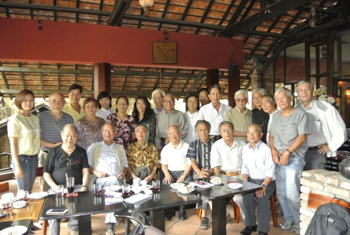 Nhà văn Nguyên Ngọc (hàng ngồi, thứ tư từ trái sang) cùng các văn hữu. Ảnh: FB Hoang Thụy Hưng