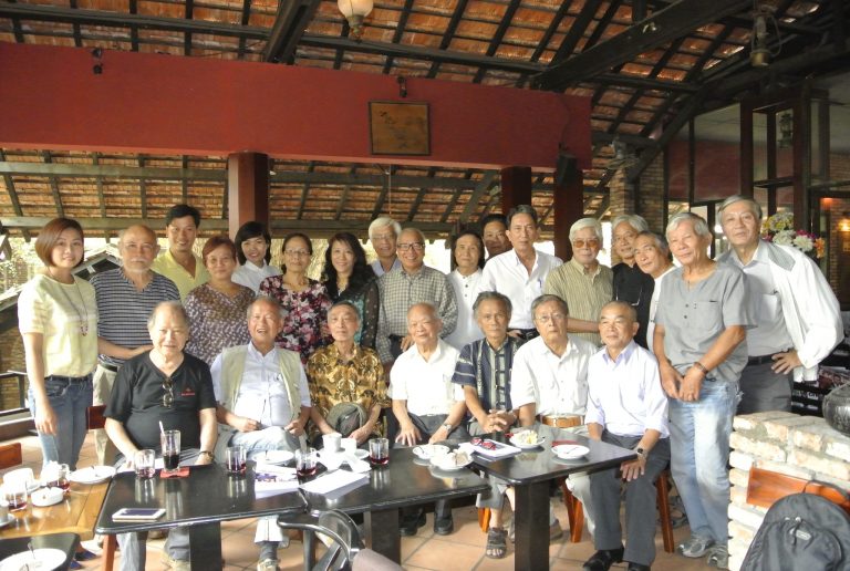 Nhà văn Nguyên Ngọc (hàng ngồi, thứ tư từ trái sang) cùng các văn hữu. Ảnh: FB Hoang Thụy Hưng