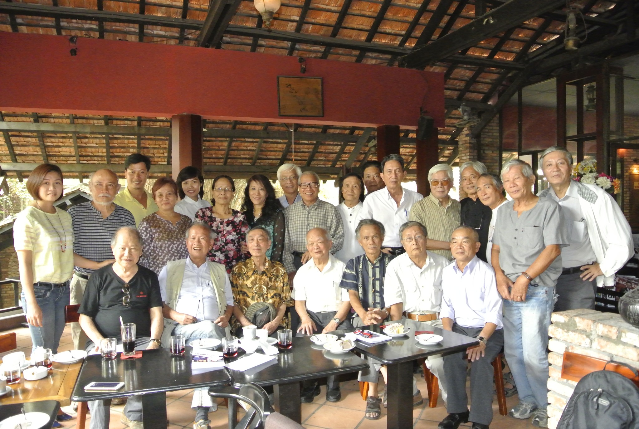Nhà văn Nguyên Ngọc (hàng ngồi, thứ tư từ trái sang) cùng các văn hữu. Ảnh: FB Hoang Thụy Hưng