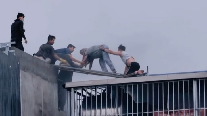 Nhiều người hàng xóm liều mình cứu thoát 7 người kẹt trên sân thượng trong vụ hỏa hoạn tại hẻm 218 Lĩnh Nam (phường Hoàng Mai, Hà Nội) hôm 24/3/2026. Ảnh: Báo Người Lao Động