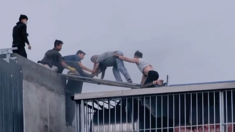 Nhiều người hàng xóm liều mình cứu thoát 7 người kẹt trên sân thượng trong vụ hỏa hoạn tại hẻm 218 Lĩnh Nam (phường Hoàng Mai, Hà Nội) hôm 24/3/2026. Ảnh: Báo Người Lao Động