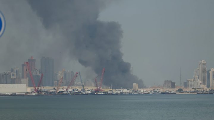 Khói bốc lên sau những cuộc tấn công hỏa tiễn của Iran tại Manama, Bahrain, hôm 28/2/2026. Ảnh: Eliza Gkritsi - Politico