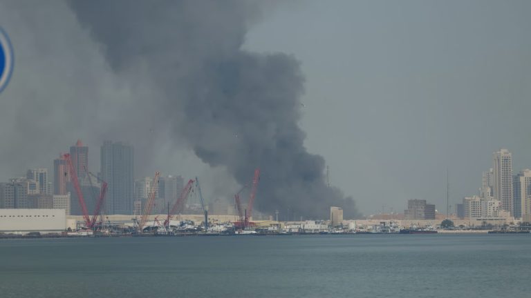 Khói bốc lên sau những cuộc tấn công hỏa tiễn của Iran tại Manama, Bahrain, hôm 28/2/2026. Ảnh: Eliza Gkritsi - Politico