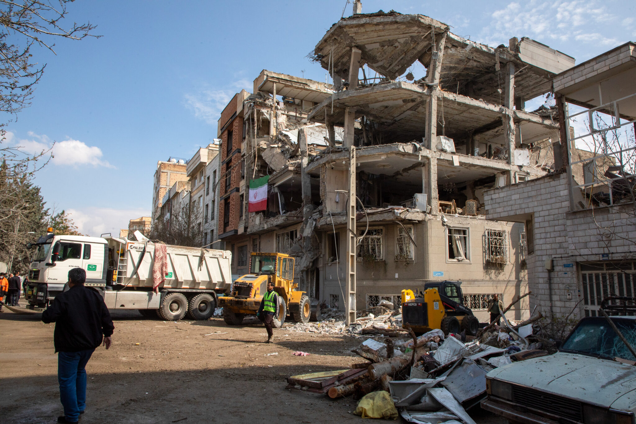 Cảnh tượng hậu quả của một cuộc tấn công bằng máy bay không người lái nhằm vào một tòa nhà dân cư được ghi lại vào ngày 31/3/2026 tại phía Đông Tehran, Iran. Ảnh: Majid Saeedi/ Getty Images