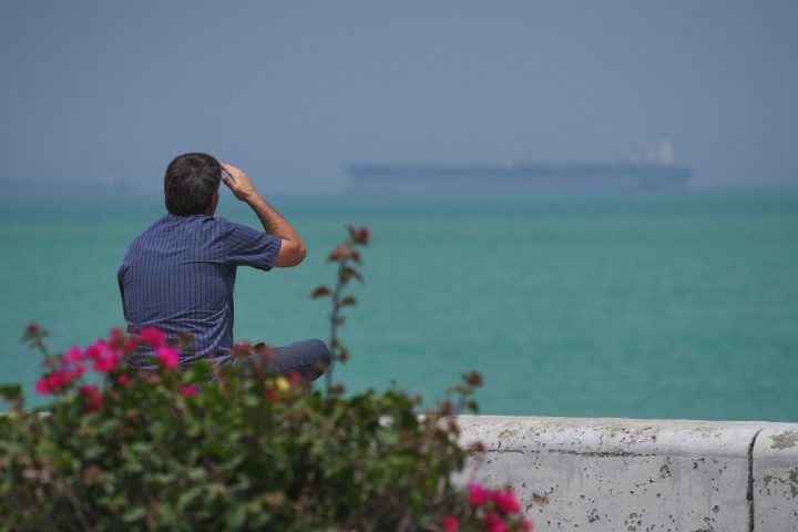 Một người Iran nhìn ra phía eo biển Hormuz. Ảnh minh họa: Asghar Besharati/ Getty Images