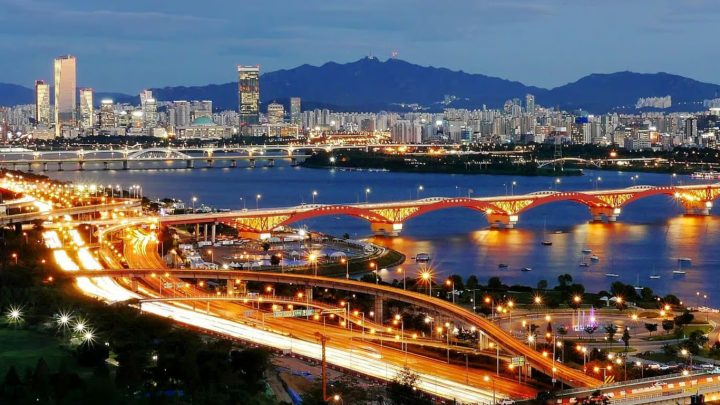 Seoul về đêm. Ảnh: Travel oriented, via Wiki commons