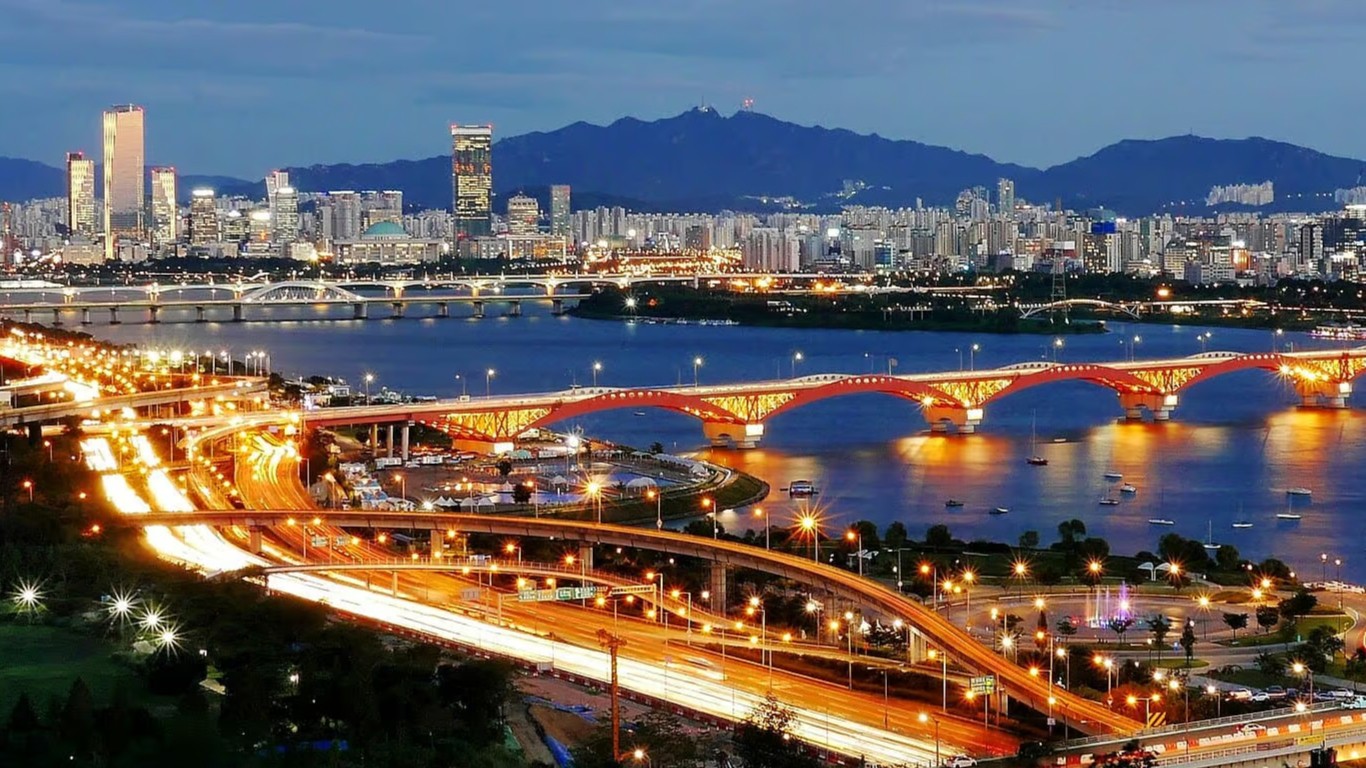 Seoul về đêm. Ảnh: Travel oriented, via Wiki commons