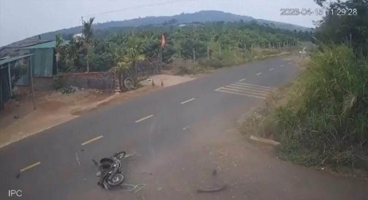 Hình ảnh cho thấy chiếc mô tô (góc trên, bên phải) rượt đuổi em học sinh đến trượt ngã tử vong, "lặng lẽ" quay đầu bỏ đi! Ảnh: VNTB